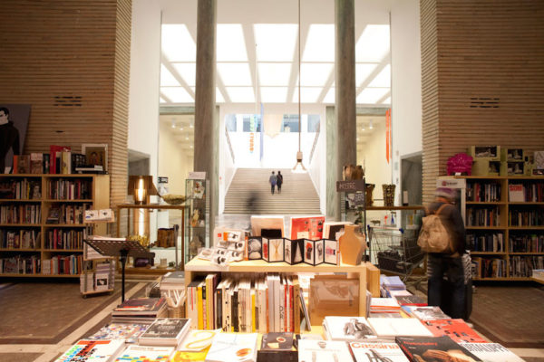 BookCity
+39 02 58112940
http://www.bookcitymilano.it/

A novembre BookCity trasforma Milano in un libro aperto, con centinaia di incontri, presentazioni, seminari, letture, mostre e spettacoli gratuiti che hanno luogo ovunque, dai musei alle botteghe, dalle scuole alle stazioni della metropolitana. Non si tratta di una fiera per addetti ai lavori, ma di un festival che coinvolge tutti i settori della filiera libraria: editori, librai, bibliotecari, autori, agenti letterari, traduttori, editor, grafici, illustratori, blogger, lettori, scuole di scrittura, associazioni e gruppi di lettura. 
www.bookcitymilano.it